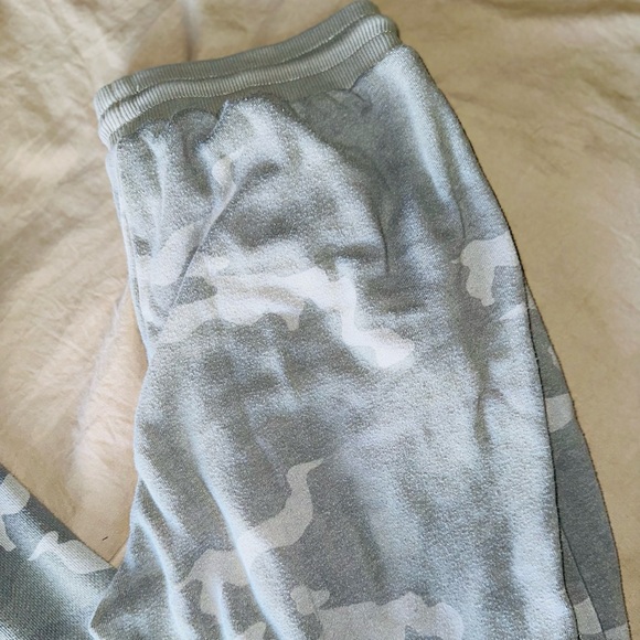 Matching American Eagle Camo Sweatshirt and Sweatpants - Picture 10 of 12
